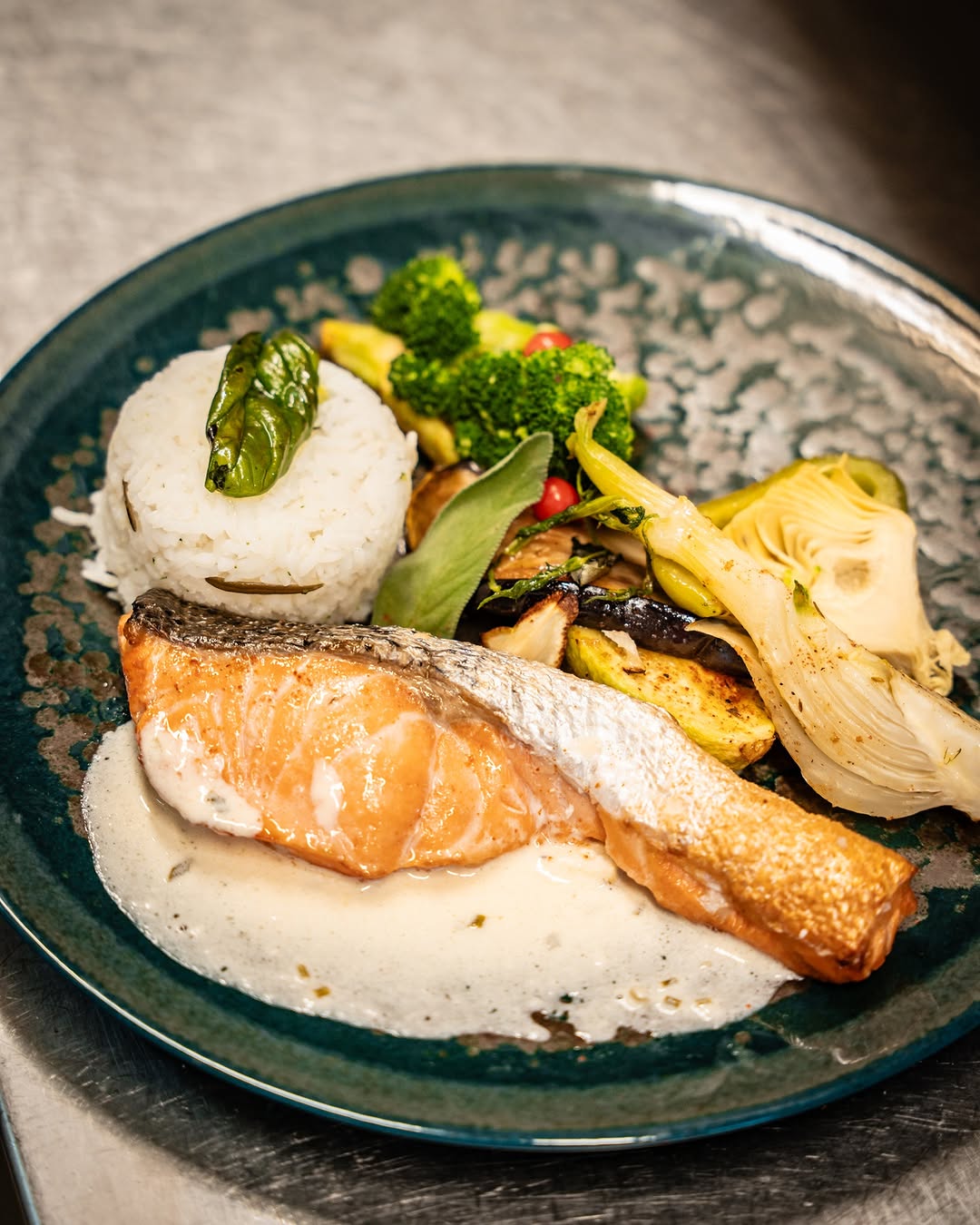 Pavé de saumon, riz et légumes du marché