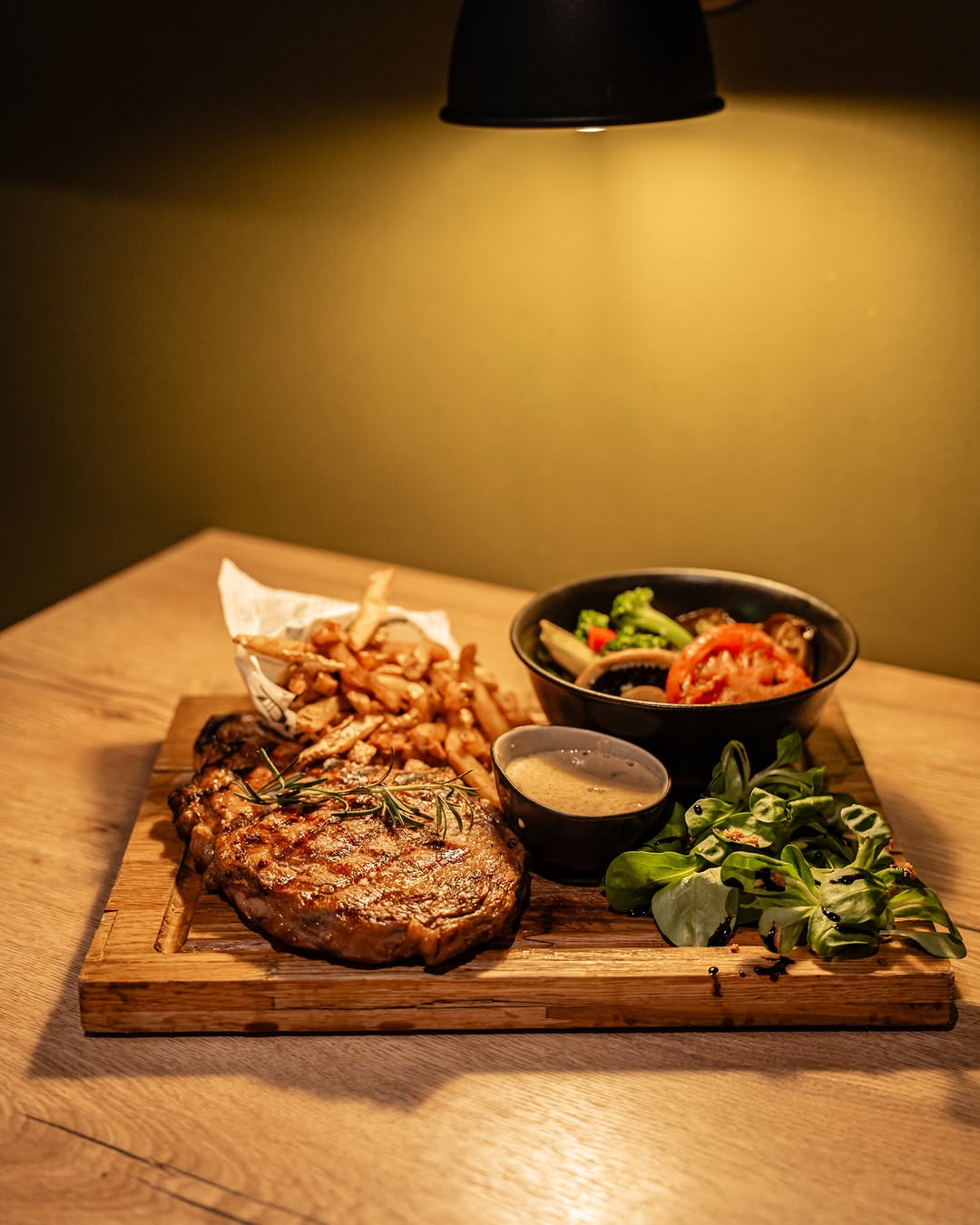 Entrecôte grillée, frites maison et légumes